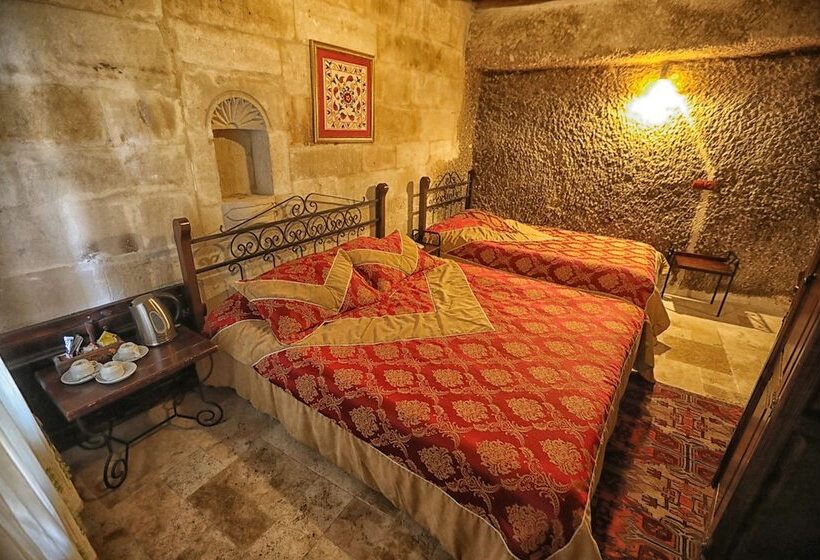 غرفة قياسية ثلاثية, Century Cave