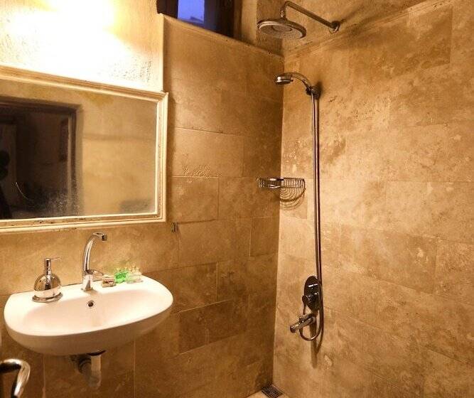 غرفة قياسية ثلاثية, Century Cave