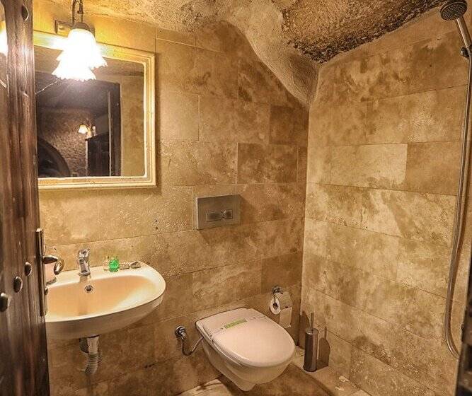 غرفة قياسية ثلاثية, Century Cave