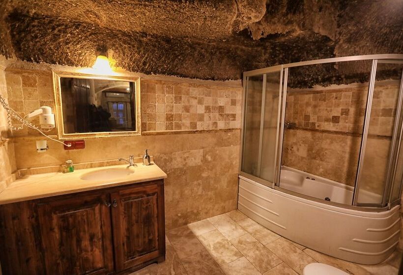 غرفة ديلوكس ثلاثية, Century Cave