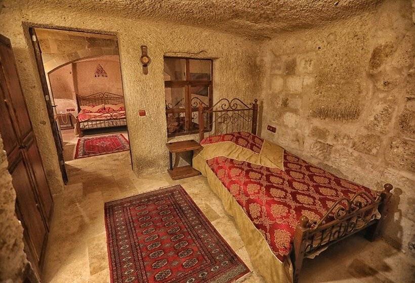 غرفة قياسية رباعية, Century Cave