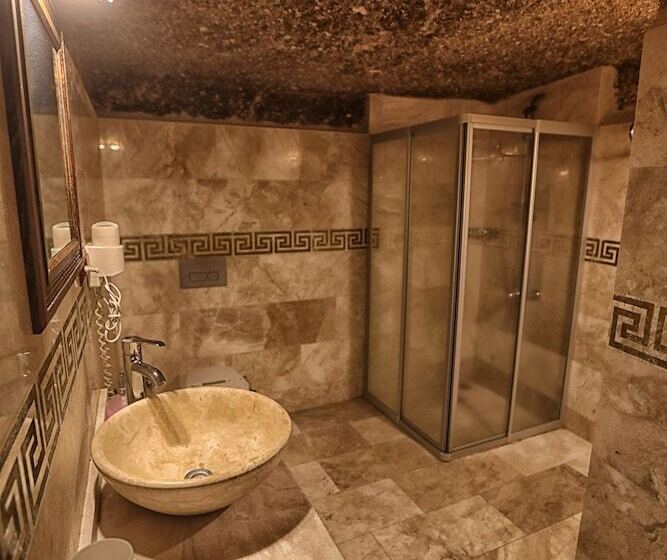 غرفة قياسية رباعية, Century Cave