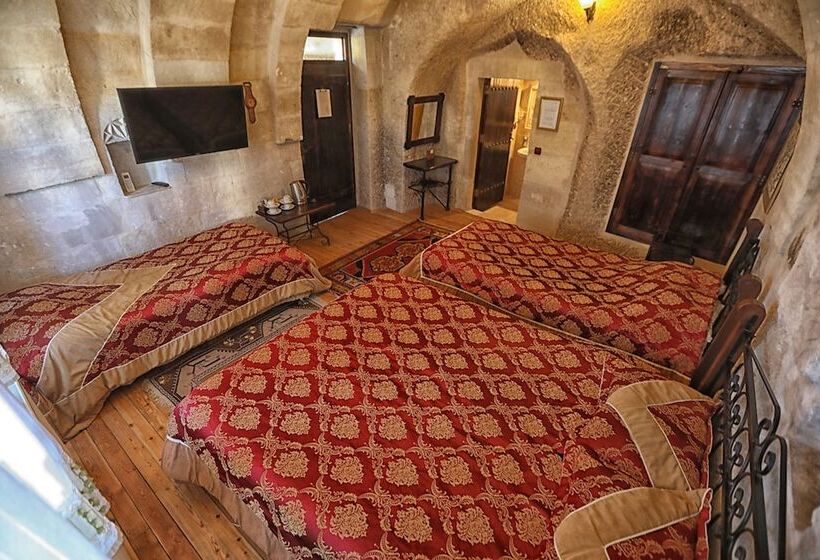 غرفة قياسية رباعية, Century Cave