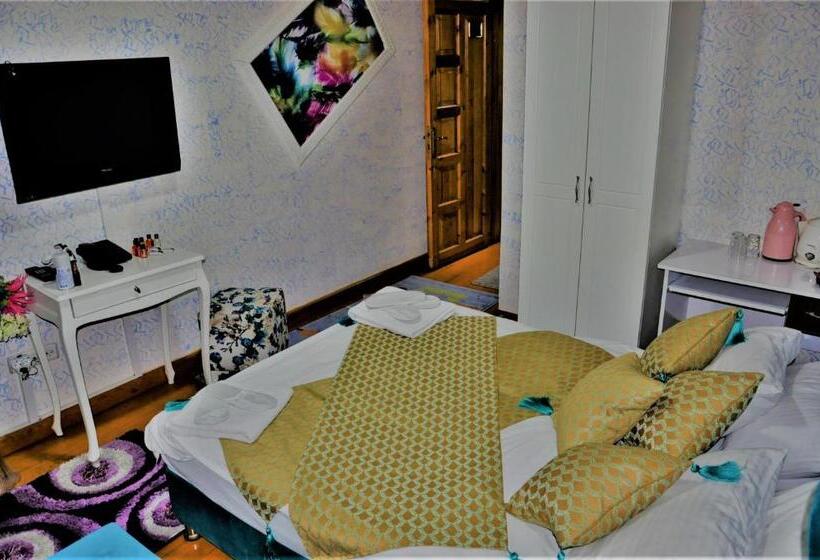 Deluxe Triple Room, The Trip Istanbul