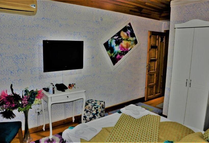 Deluxe Triple Room, The Trip Istanbul