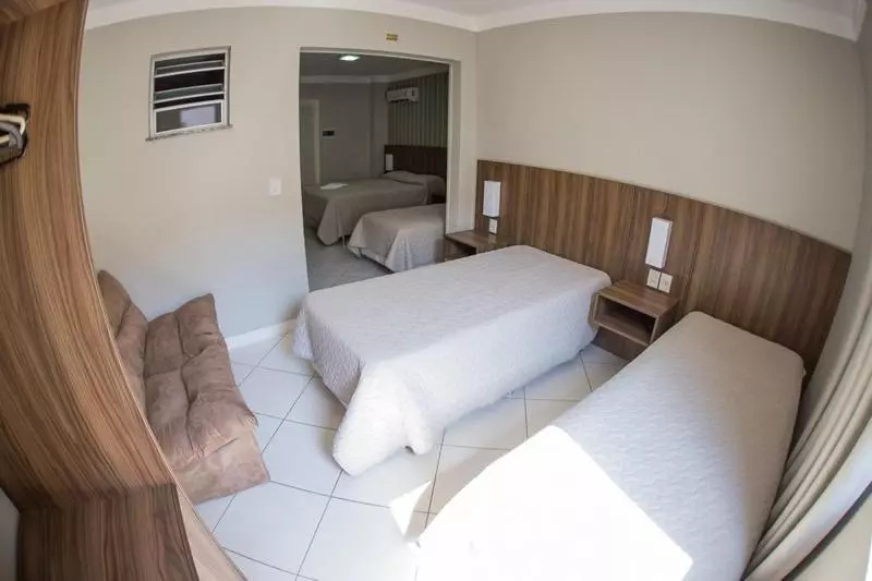デラックスの4人部屋, Contessi