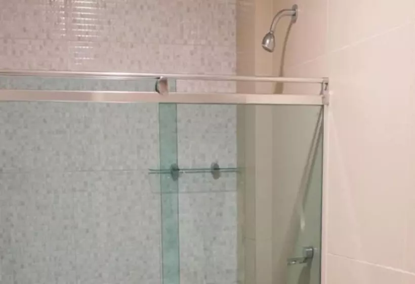 Chambre Standard Individuelle, Uno