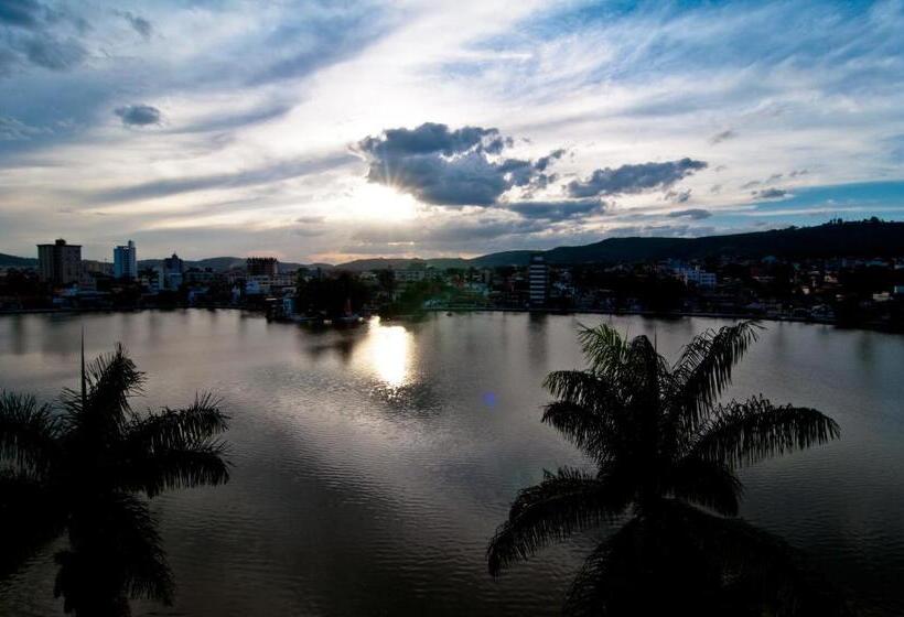 Suite with lake view, Atlas