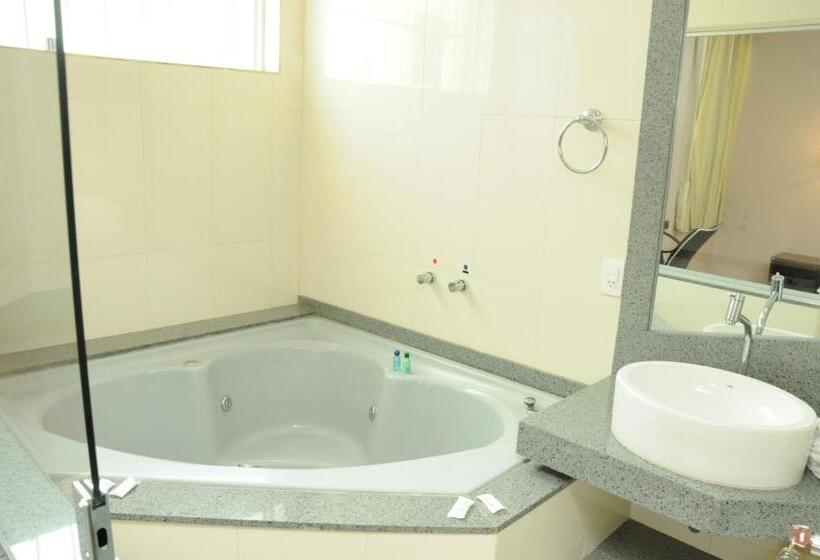 جناح مزود بجاكوزى, Ouro Cerrado Palace