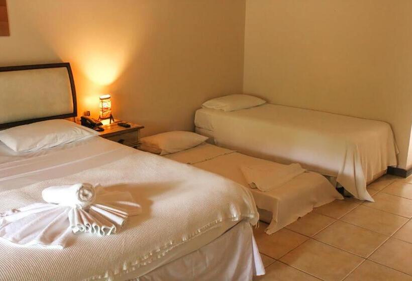 Четырехместный Номер Стандарт Вид на Сад, Pousada Villa Bella