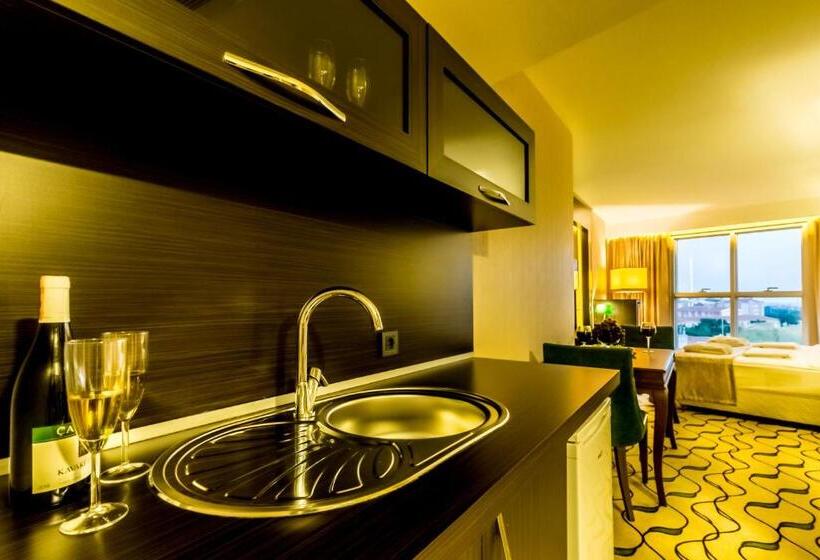 جناح جونيور ديلوكس, Lozengrad