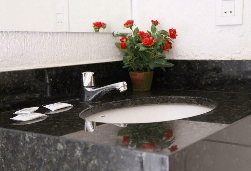 חדר דלוקס לשלושה, Maraja