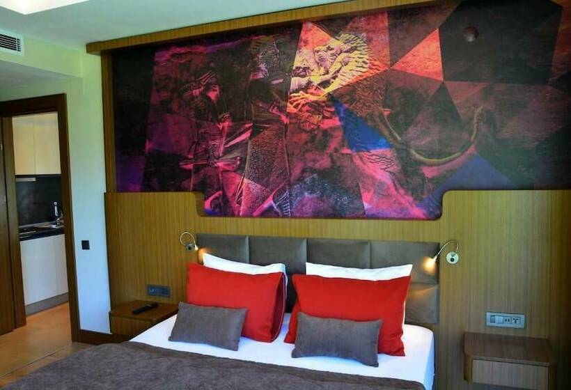 سوئیت دلوکس 2 خوابه, Voice