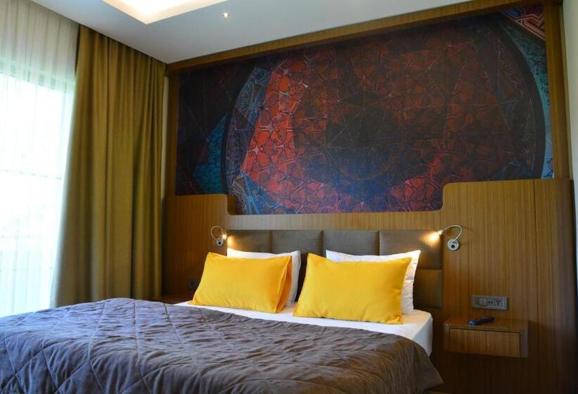 سوییت لوکس, Voice