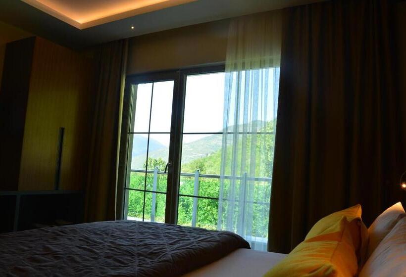 سوییت لوکس, Voice