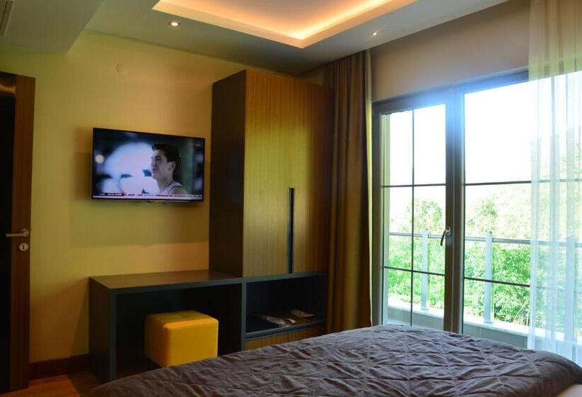 سوییت لوکس, Voice