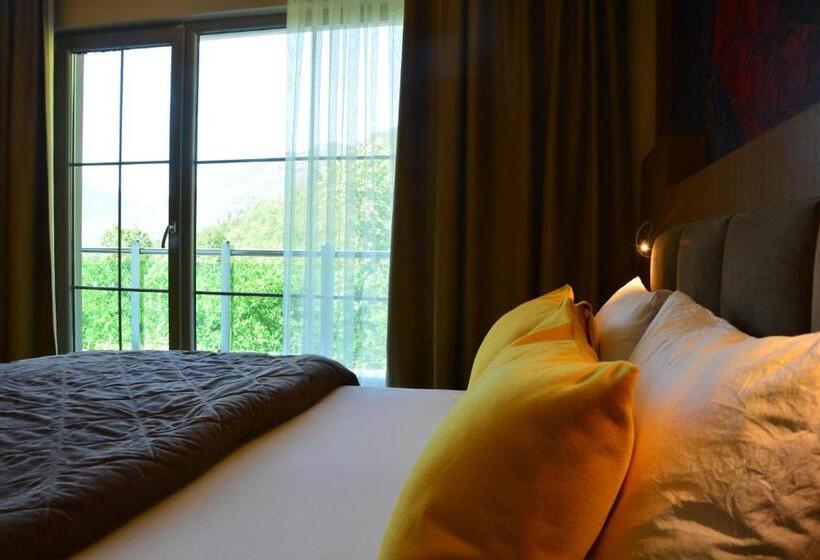 سوییت لوکس, Voice