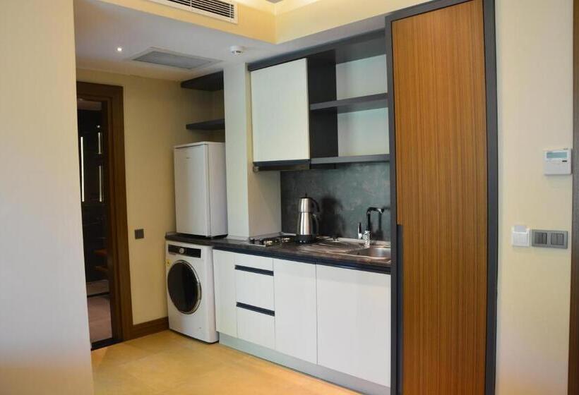 سوییت لوکس, Voice