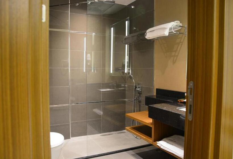 سوییت لوکس, Voice