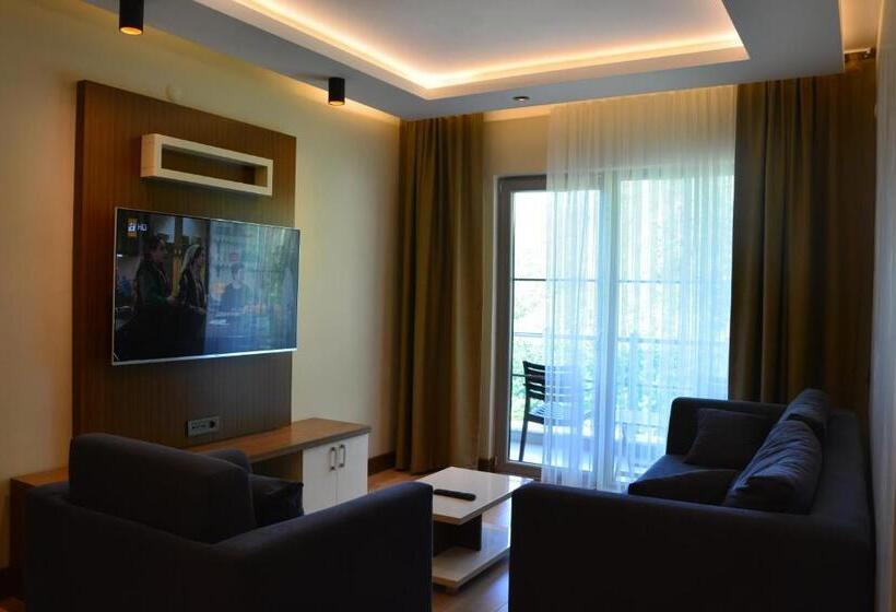 سوییت لوکس, Voice