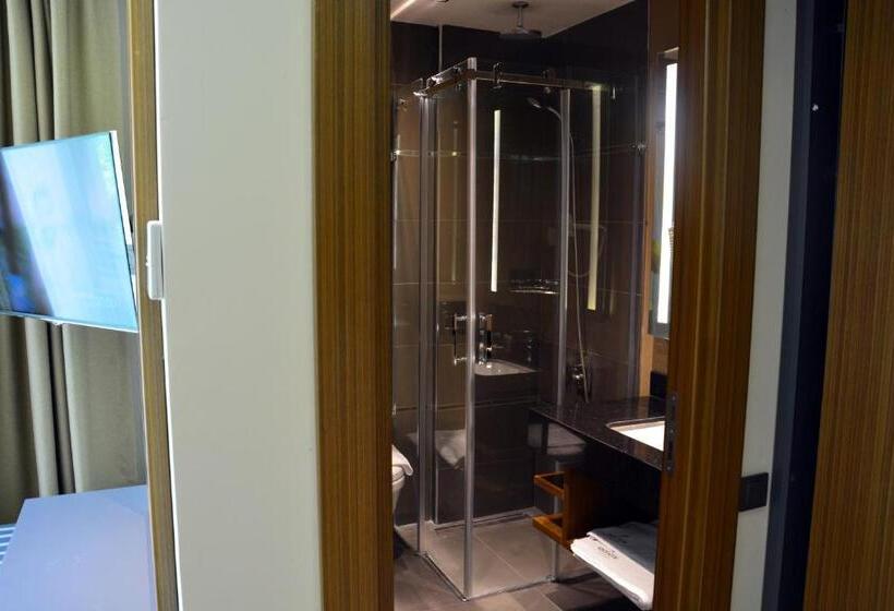 سوئیت دلوکس 2 خوابه, Voice