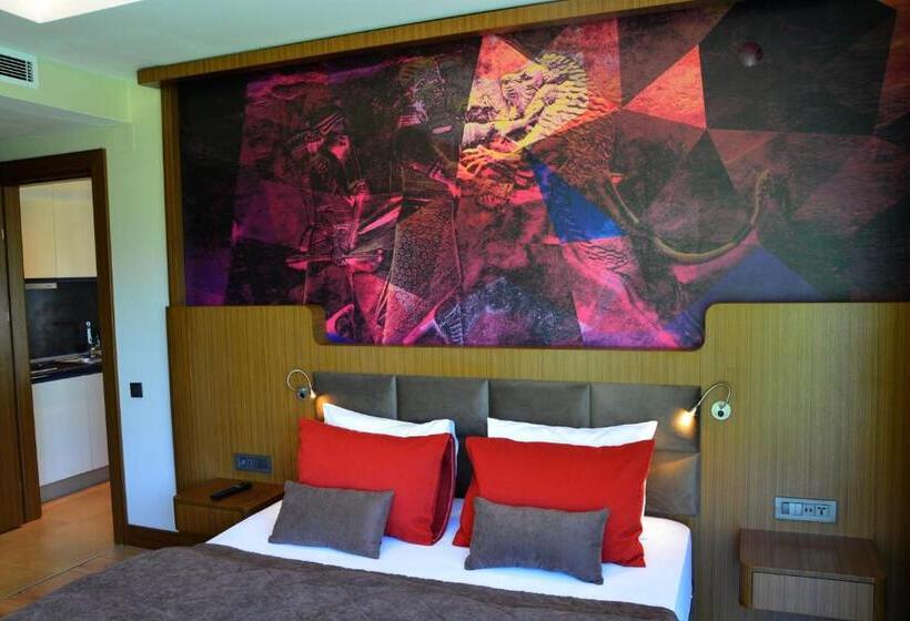 سوئیت دلوکس 2 خوابه, Voice