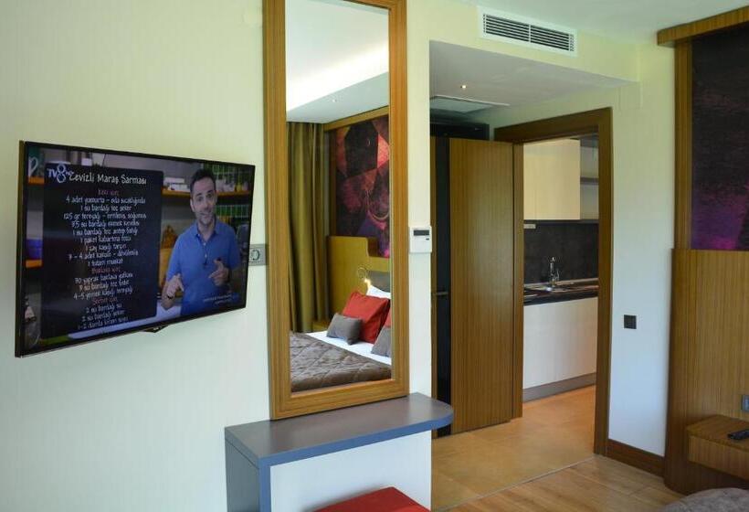 سوئیت دلوکس 2 خوابه, Voice