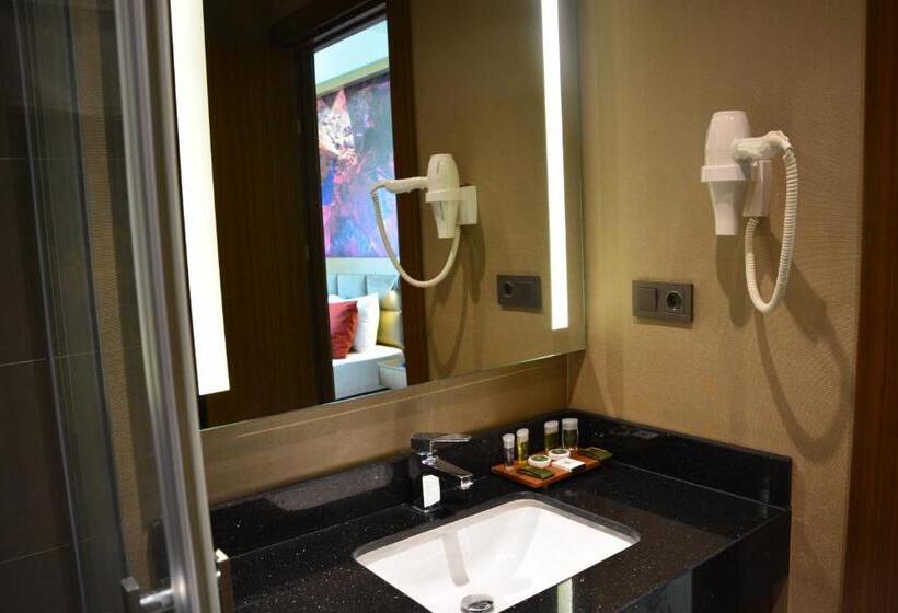 سوئیت دلوکس 2 خوابه, Voice