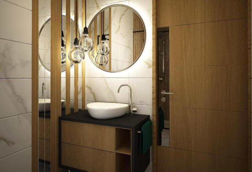 اتاق لوکس, Voice