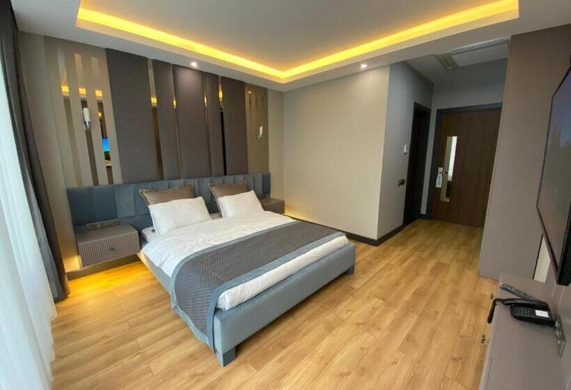 اتاق لوکس, Voice