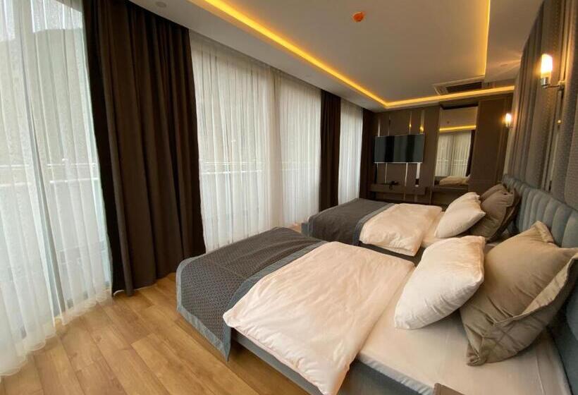 اتاق لوکس سه تخته, Voice