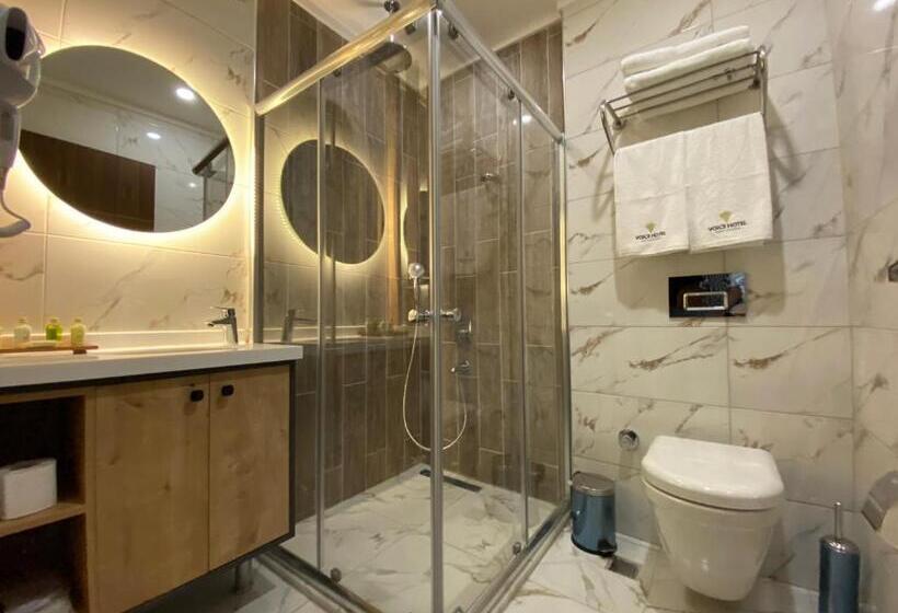 اتاق لوکس سه تخته, Voice