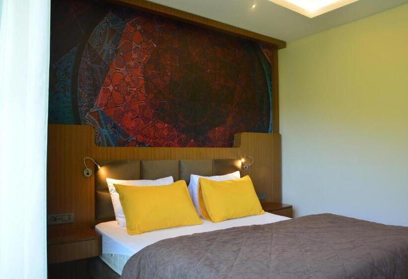 سوییت لوکس, Voice