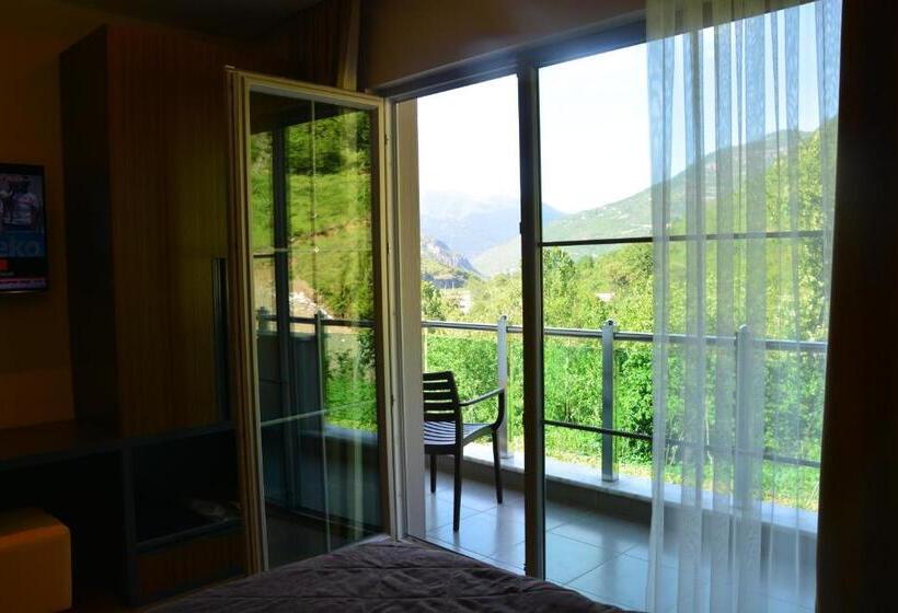 سوییت لوکس, Voice