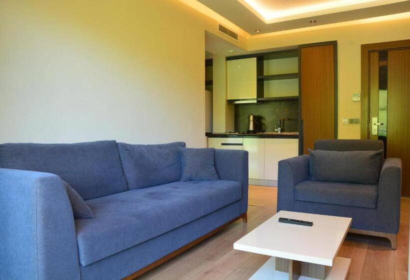 سوییت لوکس, Voice