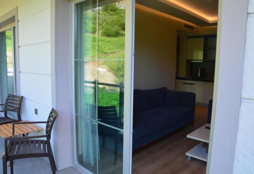 سوییت لوکس, Voice