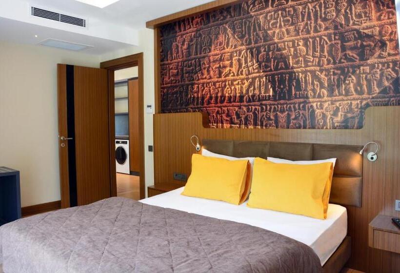 سوییت لوکس, Voice