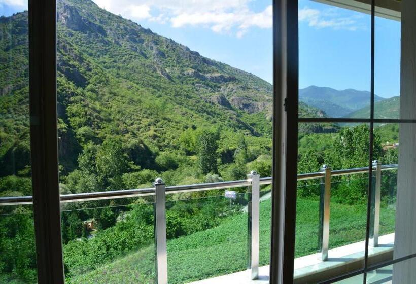 سوئیت دلوکس 2 خوابه, Voice