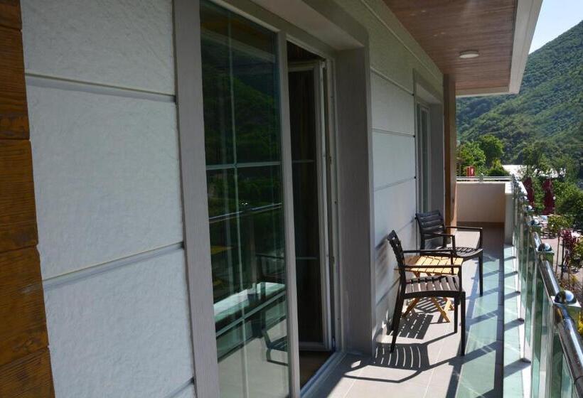 سوئیت دلوکس 2 خوابه, Voice