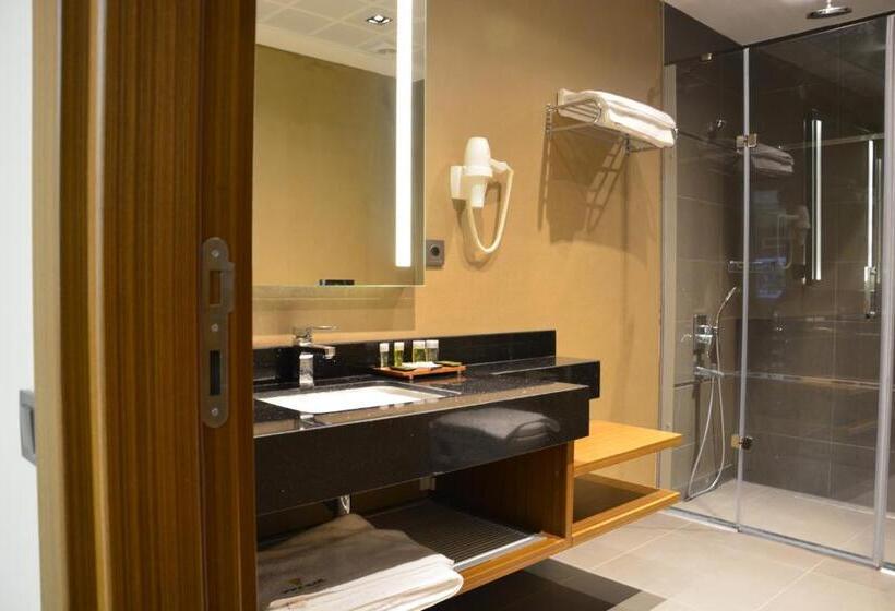 سوئیت دلوکس 2 خوابه, Voice