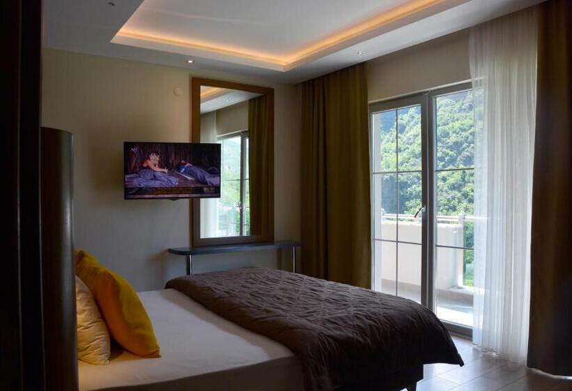 سوئیت دلوکس 2 خوابه, Voice