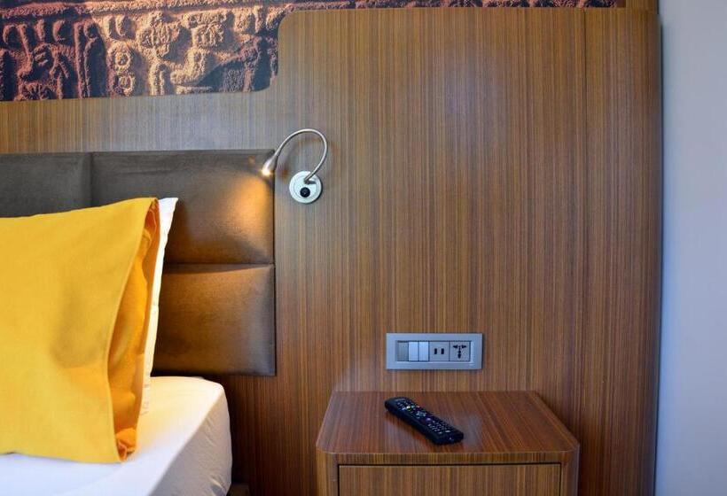 سوئیت دلوکس 2 خوابه, Voice