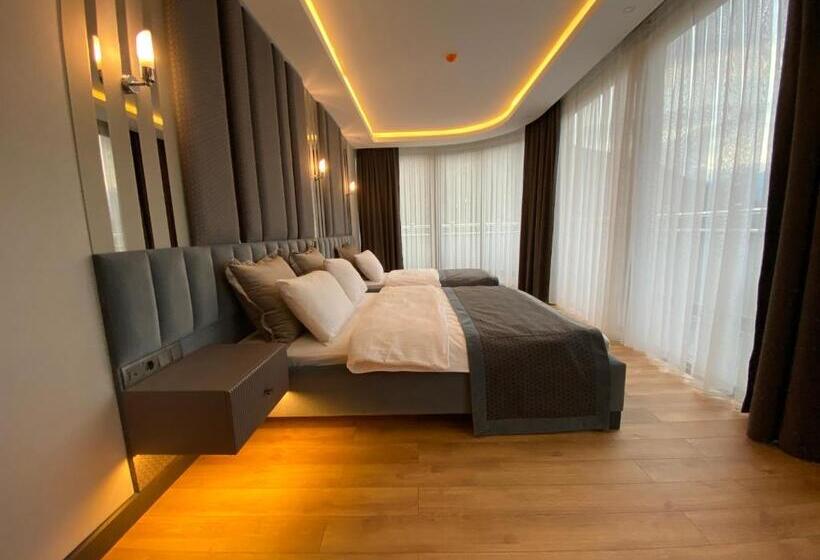 اتاق لوکس, Voice