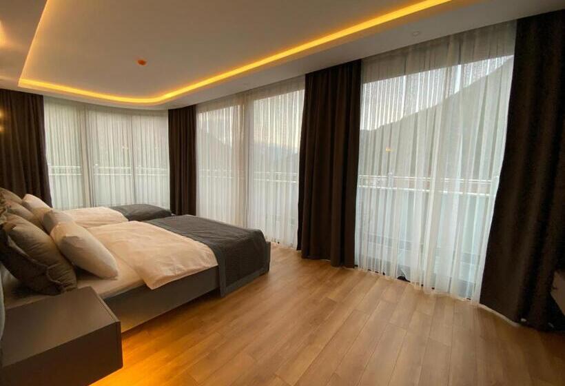 اتاق لوکس, Voice