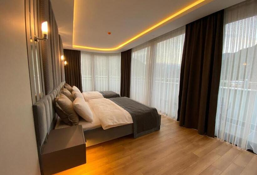 اتاق لوکس, Voice