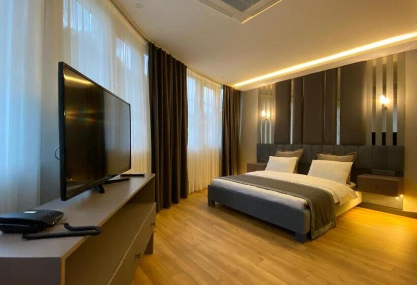 اتاق لوکس, Voice