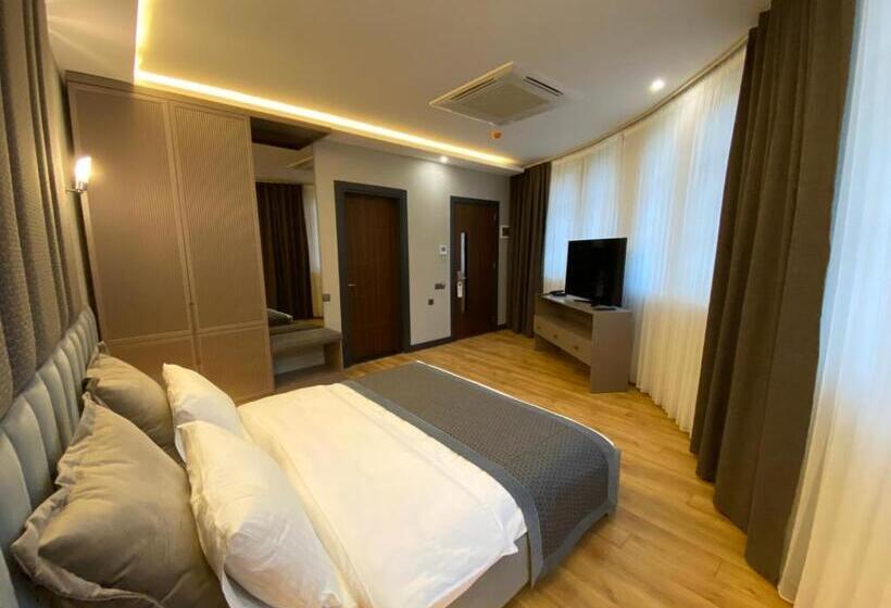 اتاق لوکس, Voice