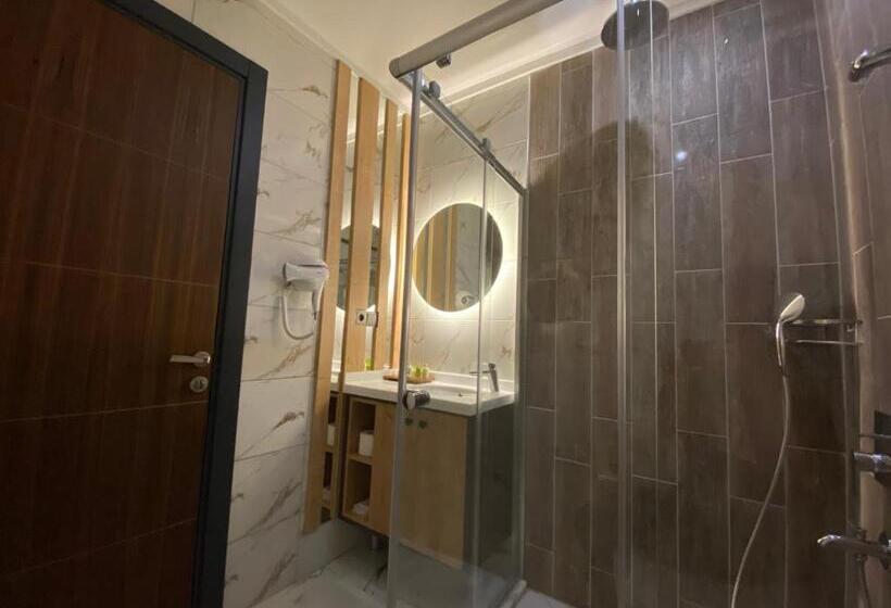 اتاق لوکس سه تخته, Voice