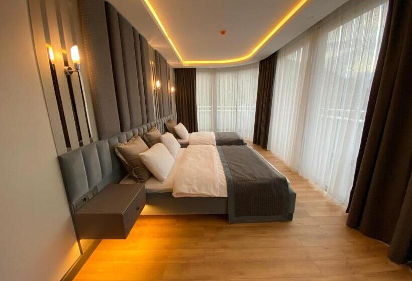 اتاق لوکس سه تخته, Voice