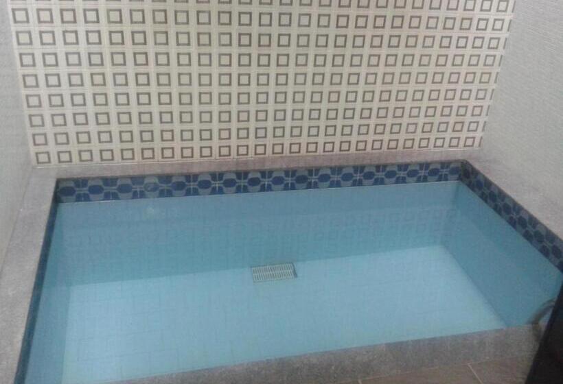 اتاق لوکس, Motel Comodoro